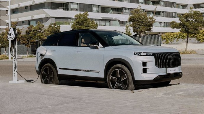 Jaecoo lanza el Jaecoo Súper Híbrido Enchufable con autonomía combinada de hasta 1.200 kilómetros y desde 40.900 euros.