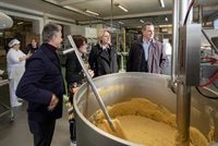 Susinos destaca la "excelencia" de los productos agroalimentarios IGP en su visita a Casa El Macho