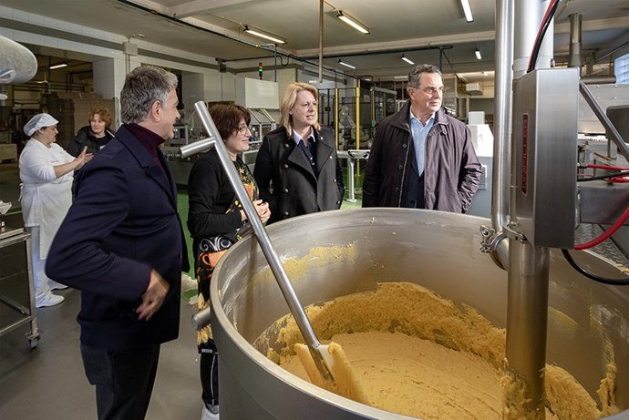 La Consejera De Desarrollo Rural, Ganadería, Pesca Y Alimentación, María Jesús Susinos, Visita Sobaos El Macho