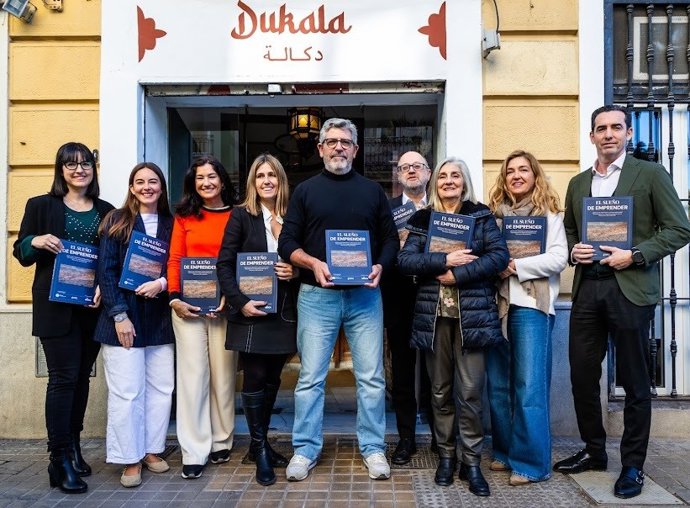 Participantes en la presentación del libro 'El sueño de Emprender' Paz Navarro, Sarah Soler, Ángela Valero de Palma, Ángela Pérez, Juanma Baixauli, Miguel A. Juan, Teresa Puchades, Tere Silla y Paco Segura(de izda a dcha)