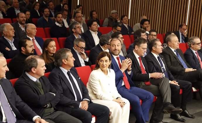 La presidenta del Gobierno de Cantabria durante una reunión con  inversores estemartes en el Coorporativo del Banco Santander en Ciudad de México