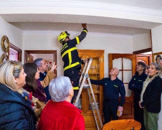 Un bombero instala un detector de humo en una vivienda de San Fernando.