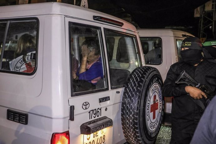 Archivo - Camiones del Comité Internacional de la Cruz Roja (CICR) durante el traslado de rehenes en la Franja de Gaza