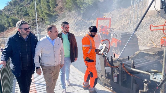 El alcalde de Almuñécar, Juanjo Ruiz Joya, visita el nuevo vial de Cármenes del Mar