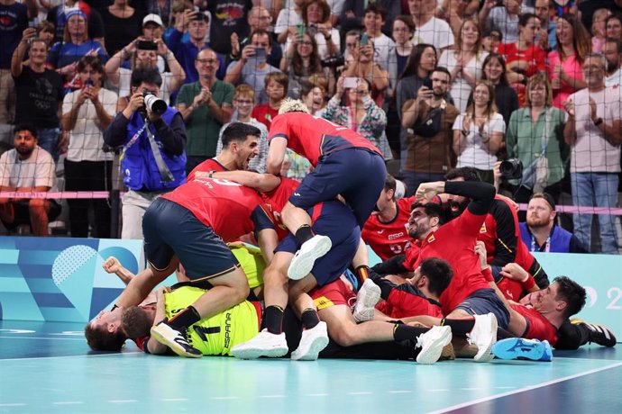 Archivo - Los jugadores de la selección española celebran la medalla de bronce en Paris 2024