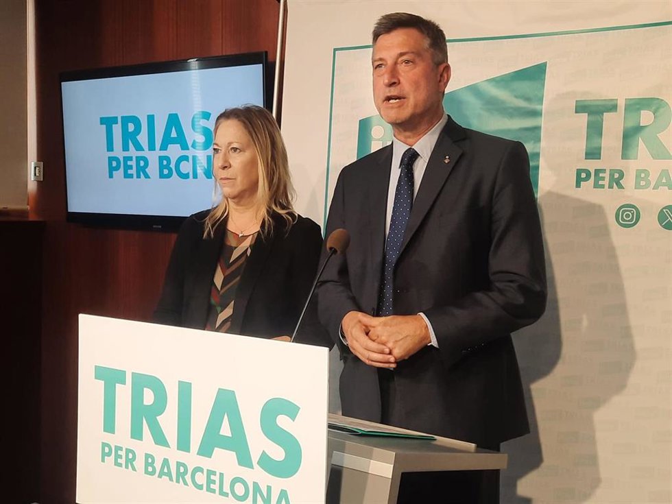 Archivo - El portavoz de Junts en el Ayuntamiento de Barcelona, Jordi Martí, y la portavoz adjunta, Neus Munté, en rueda de prensa.