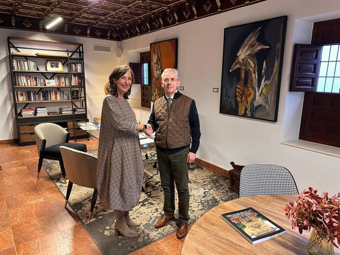 Sylvia Andrés y Juan Salado sellan el acuerdo.