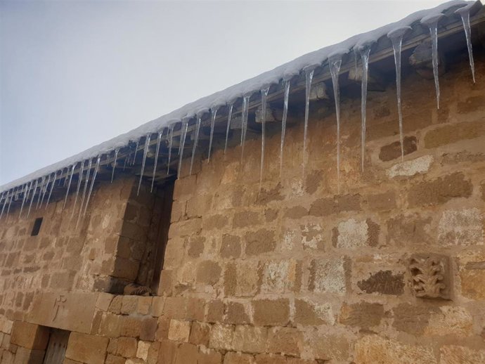 Archivo - Carábanos de hielo en una casa de Valderredible