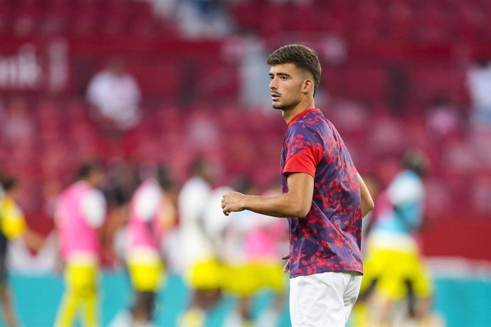 Archivo - Kike Salas of Sevilla FC warms up during the Spanish league, La Liga EA Sports, football match played between Sevilla FC and Villarreal CF at Ramon Sanchez-Pizjuan stadium on August 23, 2024, in Sevilla, Spain.