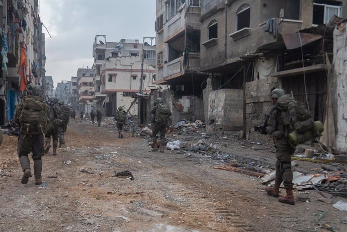 Archivo - Varios soldados israelíes en una calle de Gaza.