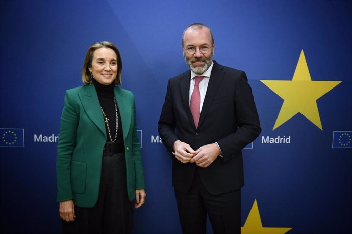 La secretaria general del PP, Cuca Gamarra, presenta al presidente del Partido Popular Europeo, Manfred Weber, durante un coloquio con jóvenes, en la Oficina del Parlamento Europeo, a 15 de enero de 2025, en Madrid (España). Antes de este encuentro, Manfr