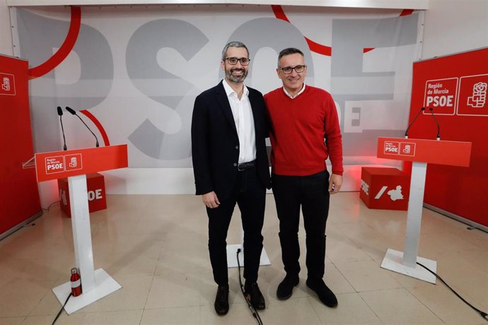 Los candidatos a la Secretaría General del PSRM-PSOE, Francisco Lucas y Diego Conesa, antes de participar en el debate