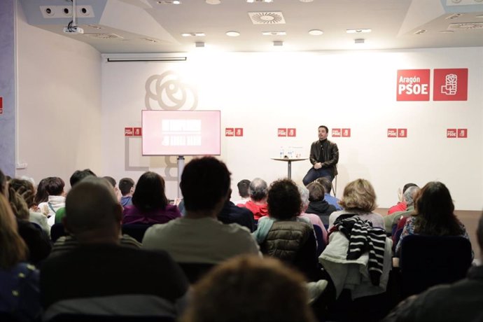 El candidato a la Secretaría General del PSOE Aragón, Darío Villagrasa, en un acto con militantes de la ciudad de Zaragoza