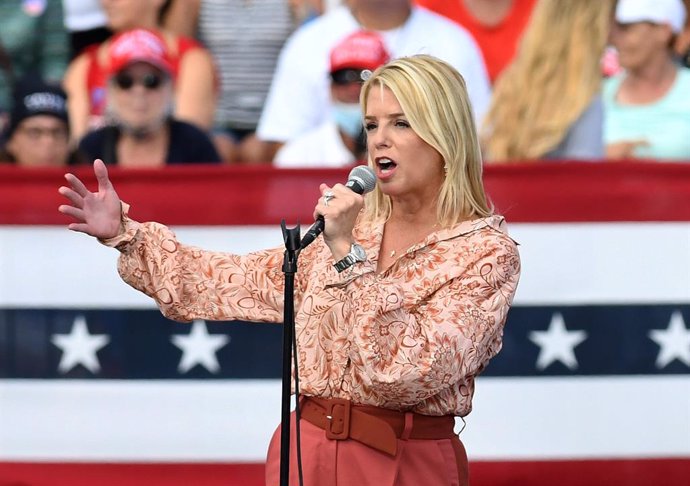 Archivo - October 23, 2020, The Villages, Florida, United States: Pam Bondi, former Florida Attorney General, addresses the crowd before U.S. President Donald Trump arrives for a campaign rally at The Villages Polo Club.