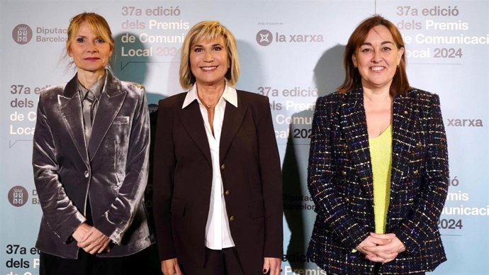La presidenta de la Diputación de Barcelona, Lluïsa Moret, con la periodista Julia Otero y la consellera de Territorio y portavoz del Govern, Sílvia Paneque