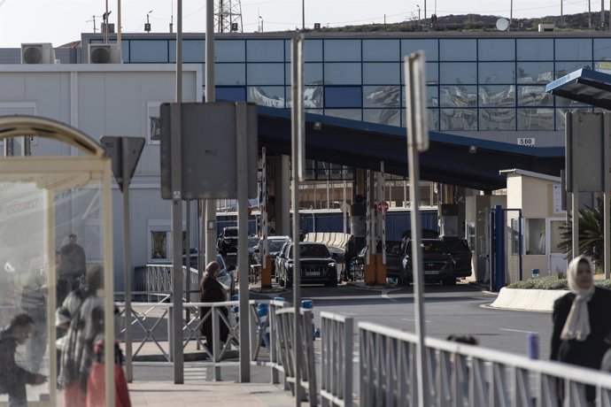 Varios vehículos en la frontera del Tarajal. Imagen de archivo. 