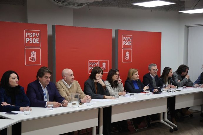 La secretaria general del PSPV-PSOE, Diana Morant, se reúne con alcaldes, alcaldesas y portavoces socialistas de los municipios afectados por la dana