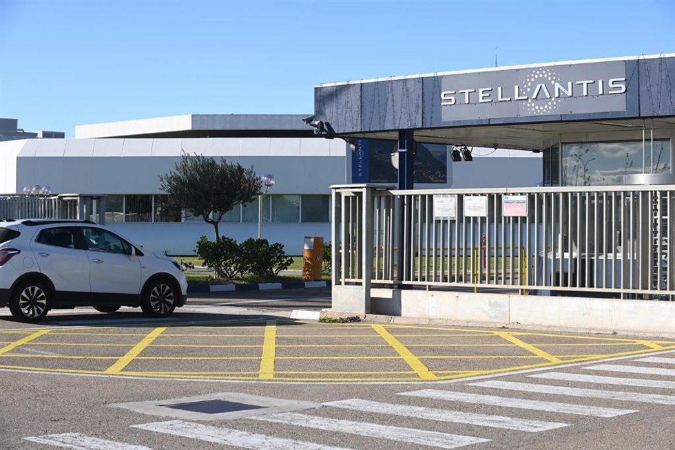 Archivo - Fachada de la fábrica de Stellantis, a 10 de diciembre de 2024, en Figueruelas.