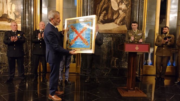 L'alcalde de Barcelona, Jaume Collboni, rep la banderola del 63 Regiment de Barcelona que ha onejat al Líban