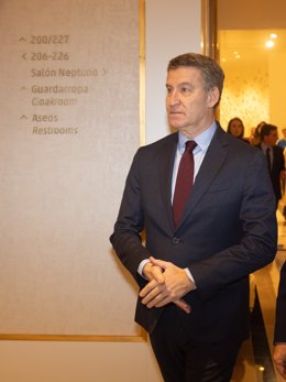 El presidente del Partido Popular, Alberto Núñez Feijóo, llega a un desayuno informativo de Fórum Europa, en el Hotel Four Seasons, a 14 de enero de 2025, en Madrid (España). El desayuno ha sido organizado por Fórum Europa.