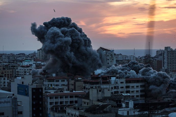 Archivo - October 7, 2023, Gaza, Gaza, Palestine: Destruction of the Palestine Tower in Al-Rimal neighborhood in the central Gaza Stri