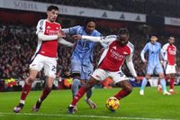 El Arsenal remonta el derbi al Tottenham y el Newcastle presume de Isak