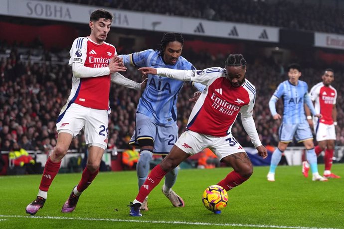 15 January 2025, United Kingdom, London: Arsenal's Raheem Sterling (C) and Tottenham Hotspur's Djed Spence battle for the ball during the English Premier League soccer match between Arsenal and Tottenham Hotspur at Emirates Stadium. Photo: Bradley Collyer