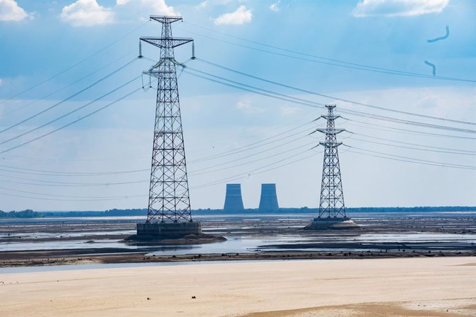 Archivo - July 3, 2023, Zaporijia, Zaporizia Region, Ukraine: The Zaporizhia - Enerhodar nuclear power plant from the right bank of the Dnieper near Nikopol, with the Kakhovka reservoir in the foreground, which has dried up since the destruction of the No