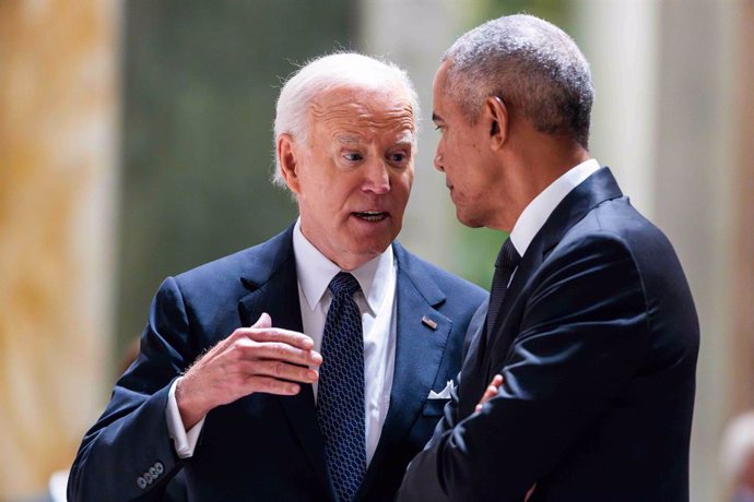 Archivo - El presidente saliente de EEUU, Joe Biden, junto con el expresidente estadounidense Barack Obama