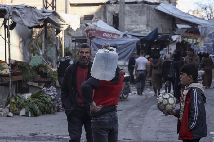 Civiles, incluidos menores, en un mercado de la ciudad siria de Alepo un mes después de la caída del régimen de Bashar al Assad y la llegada al poder de rebeldes y yihadistas