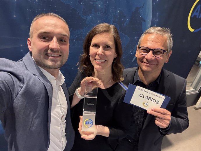 Das Clarios-Team bei der Verleihung des ATR-Awards Excellence in Sustainability“. Vlnr: Alexander Bruchwald, Senior International Key Account Manager, Lisa Klein, Director Brand Marketing EMEA und Bernd Evers, Sales Director EMEA