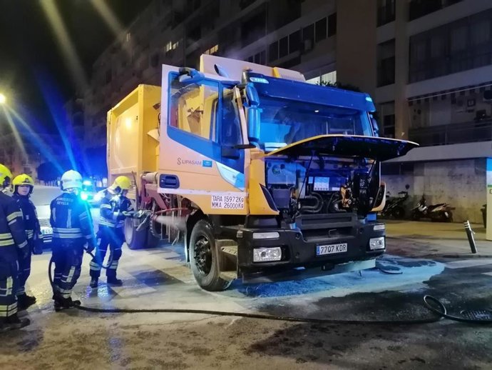 Imagen del camión siniestrado en la calle Juan Sebastián Elcano