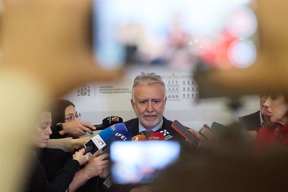 El ministro de Política Territorial y Memoria Democrática, Ángel Víctor Torres, y el presidente de Canarias, Fernando Clavijo, durante una reunión, en el Ministerio de Política Territorial y Memoria Democrática, a 9 de enero de 2025, en Madrid (España).