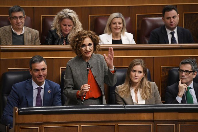 Archivo - La vicepresidenta primera y ministra de Hacienda, María Jesús Montero, interviene durante una sesión de control al Gobierno en el Congreso de los Diputados en una imagen de archivo