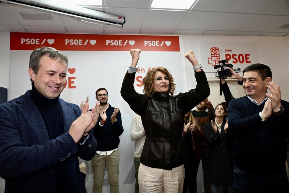 La precandidata a las primarias a la secretaria General del PSOE de Andalucía, María Jesús Montero, junto al alcalde de Jaén, Julio Millán, y el presidente de la Diputación de Jaén, Francisco Reyes, en un acto público con militantes