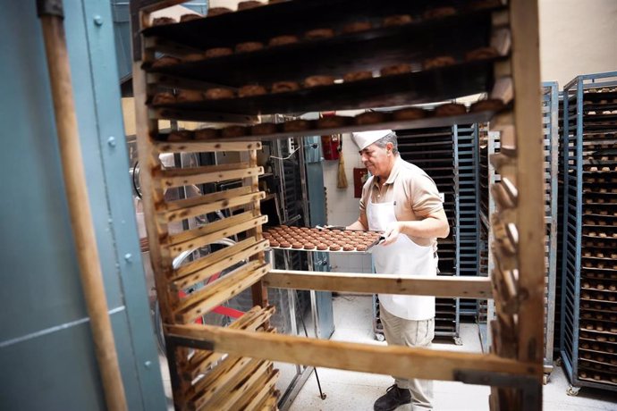 Archivo - Un trabajador haciendo mantecados en la fábrica La Colchona. A 04 de diciembre de 2024, en Estepa, Sevilla (Andalucía, España).