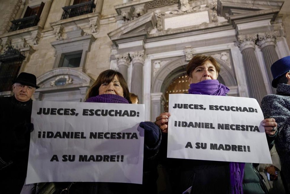 Un grupo de personas en la concentración a favor de Juana Rivas el pasado 14 de enero a las puertas del TSJA.
