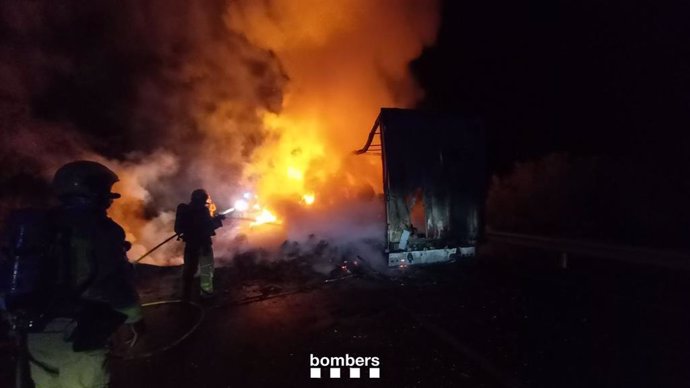 Imatge del camió incendiat