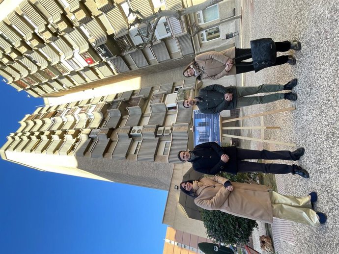 El consejero de Fomento e Infraestructuras, Jorge García Montoro, en la visita al edificio Mendoza, beneficiado por las ayudas a la rehabilitación de edificios residenciales.