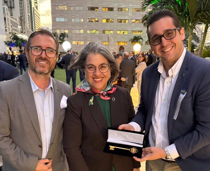 Iván Bedia, Daniella Levine Cava y Erick Remedios   