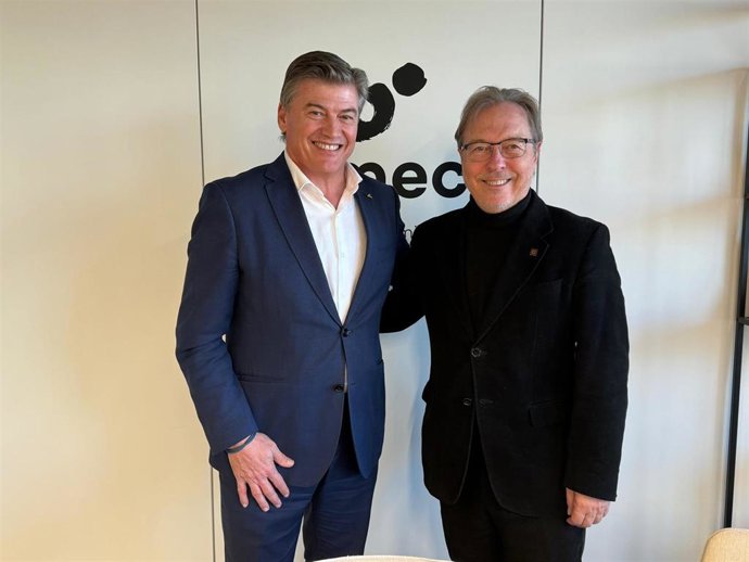 Josep Santacreu y Antoni Cañete escenifican el acuerdo de la propuesta de Llei de Cambres