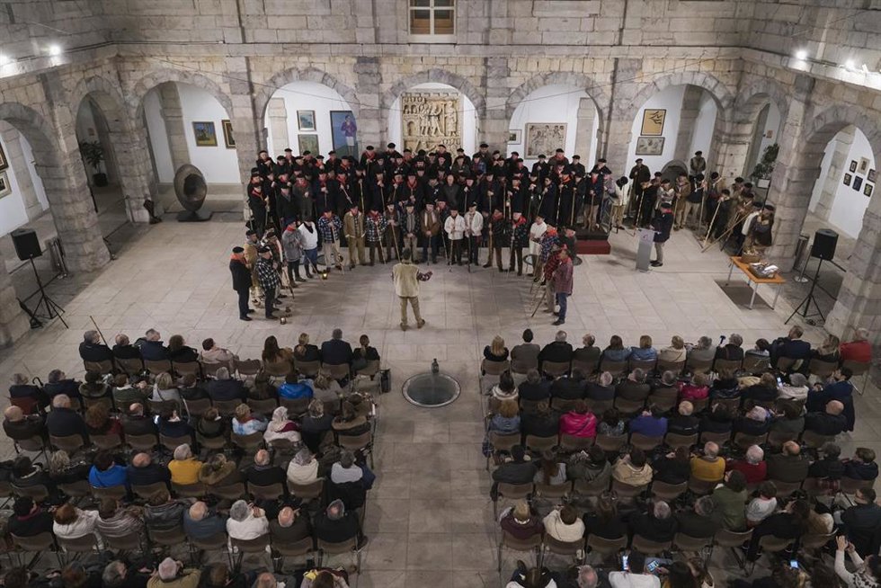 Archivo - Celebracion de las Marzas en el Patio Central del Parlamento de Cantabria