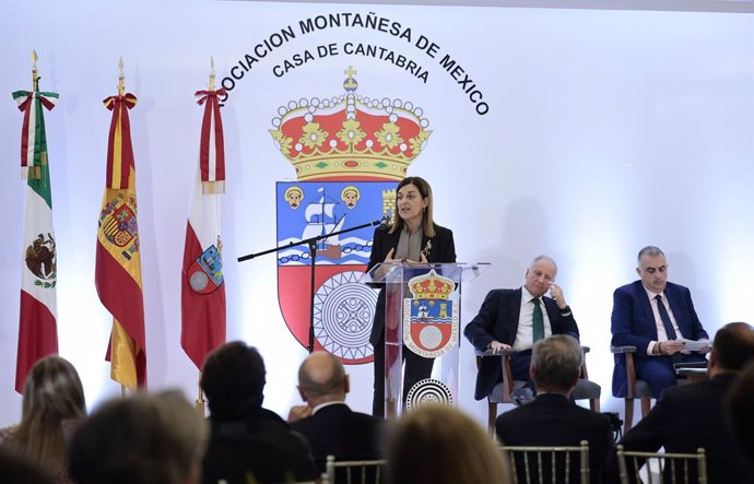 La presidenta del Gobierno de Cantabria, María José Sáenz de Buruaga, participa en una reunión en la Asociación Montañesa de México, en Ciudad de México, dentro de los actos de su visita oficial al país