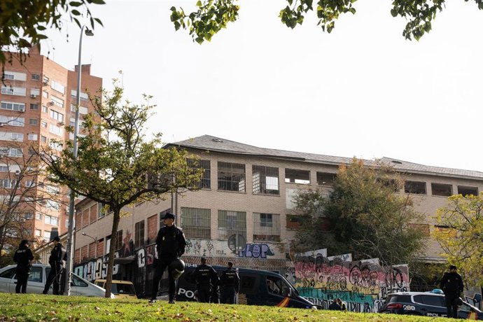 Archivo - Agentes de la Policía Nacional durante el desalojo por parte de la Policía Nacional del centro social okupado ‘La Atalaya’ en Puente de Vallecas