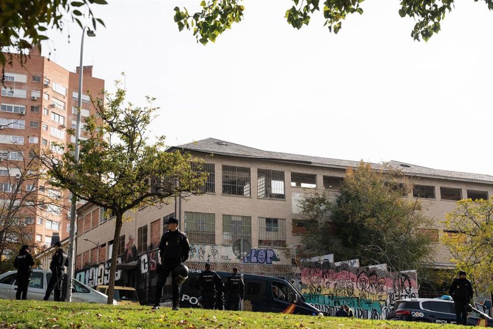 Archivo - Agentes de la Policía Nacional durante el desalojo por parte de la Policía Nacional del centro social okupado La Atalaya en Puente de Vallecas