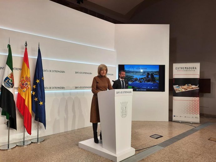 La consejera de Cultura, Turismo, Jóvenes y Deportes, Victoria Bazaga, y el director general de Turismo, Jesús Miguel Viñuales, en la presentación de la participación de Extremadura en Fitur 2025