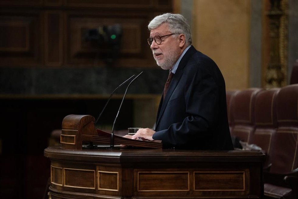 Archivo - El diputado de Sumar Agustín Santos interviene durante una sesión plenaria, en el Congreso de los Diputados, a 28 de noviembre de 2024, en Madrid (España).