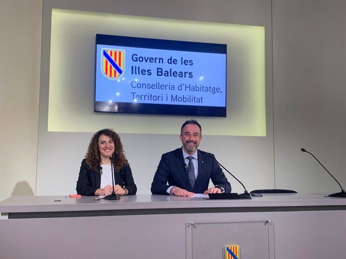 El conseller de Vivienda, Territorio y Movilidad, José Luis Mateo, y la directora general de Movilidad, Lorena del Valle, en rueda de prensa.
