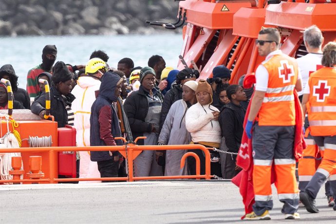 Varios servicios de emergencia atienden a migrantes recién rescatados de un cayuco, en Puerto Naos, a 4 de enero de 2025, en Arrecife, Lanzarote, Canarias (España). Salvamento Marítimo ha rescatado en la mañana de este sábado en aguas de Marruecos a alred