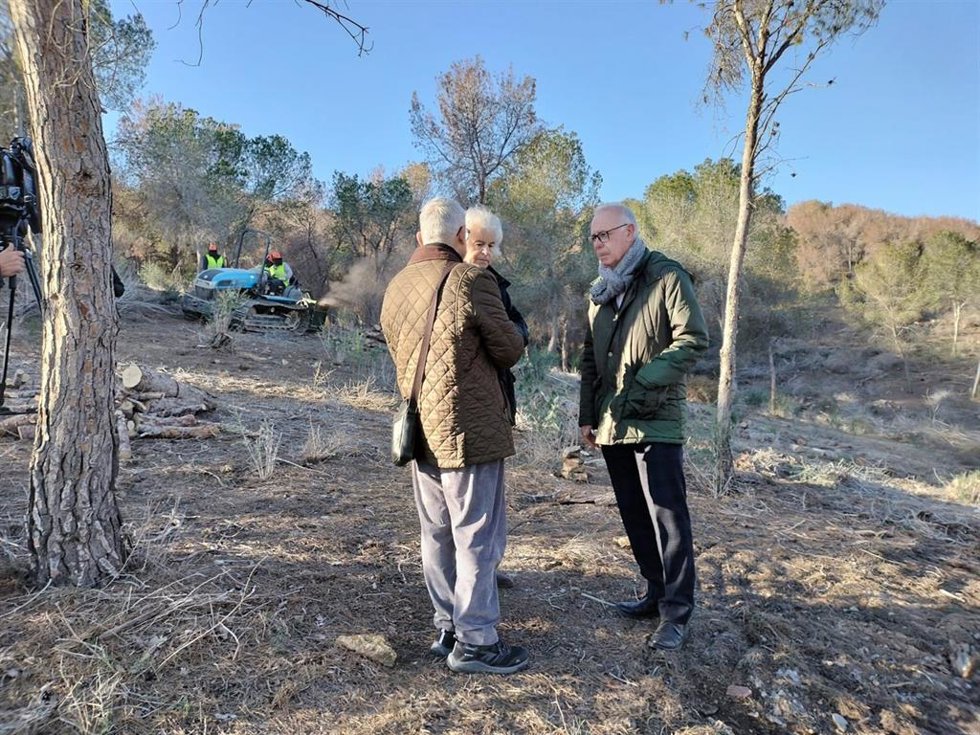 El concejal de Planificación Urbanística, Huerta y Medio Ambiente, Antonio Navarro, en una finca forestal en El Esparragal